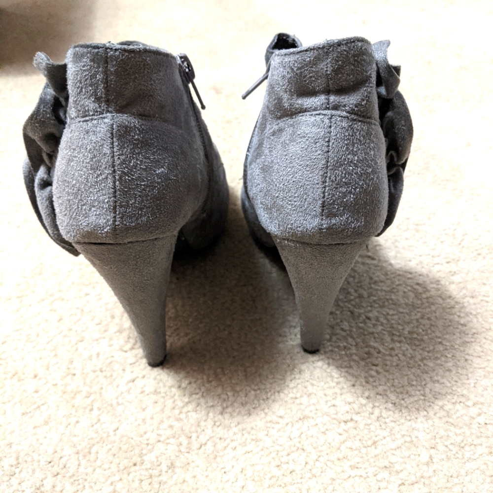 Wild Diva Gray Suede Open Toe Ankle Boots With Heel.  Worn Once. Size 6. - Picture 3 of 5